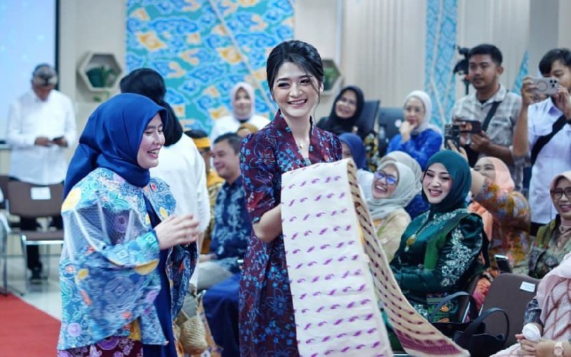 Pesona Songket Sieup Subang Menghiasi Musyawarah Dekranasda Jawa Barat 2025 | TINTAHIJAU.com