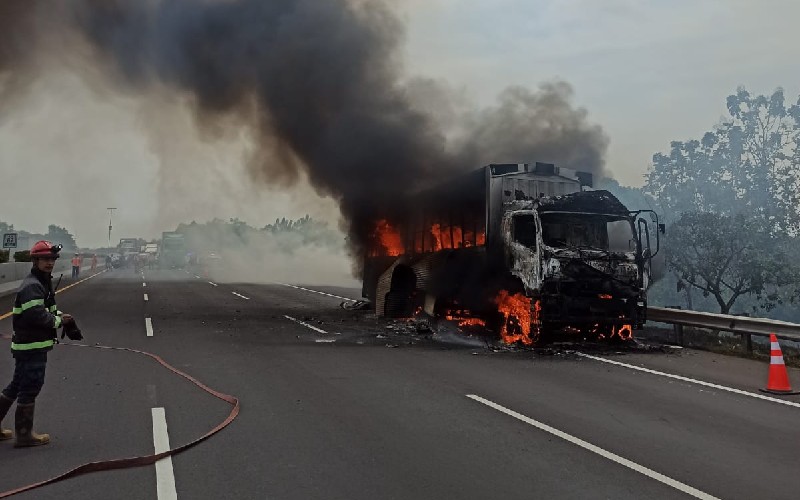 Mobil Bawa Ribuan Paket Belanja Online Terbakar di Tol Cipali Subang