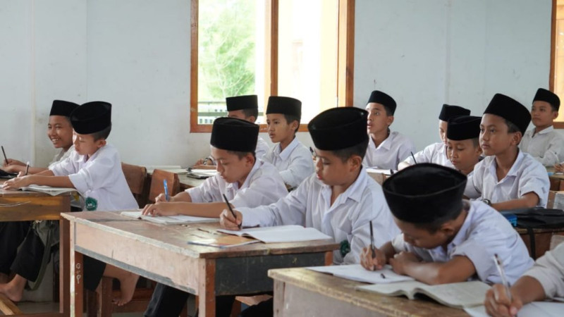 Mengaku “Habib”, Pria Paruh Baya Palak Tiga Sarung Santri di Bogor | TINTAHIJAU.com