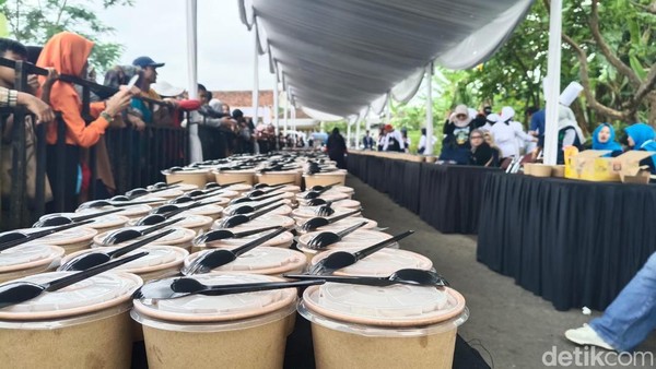 2.417 Porsi Kupat Tanjung Pecahkan Rekor MURI, Ribuan Warga Tasikmalaya Makan Ketupat Bersama | TINTAHIJAU.com