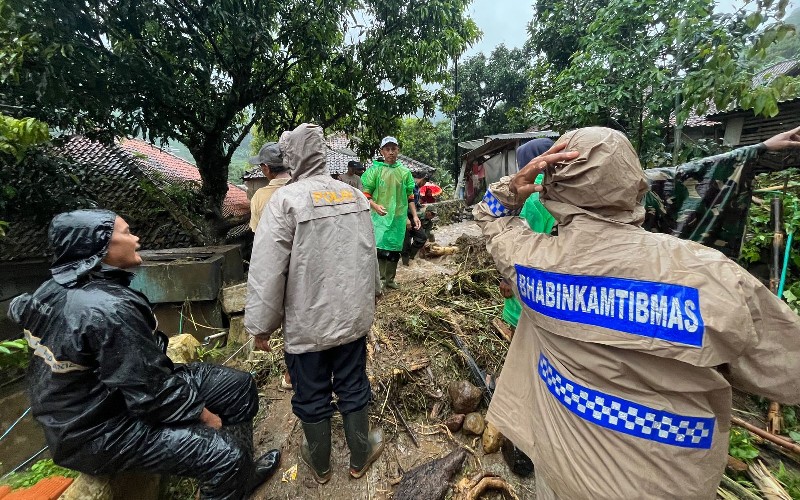Luapan Sungai Cikanday Rusak Enam Rumah di Mayang Cisalak Subang, 30 Warga Dievakuasi | TINTAHIJAU.com