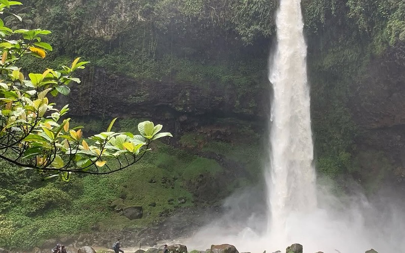 Menenangkan dan Menyegarkan, Yuk Lepas Penat di Curug Ciparay Tasikmalaya! | TINTAHIJAU.com