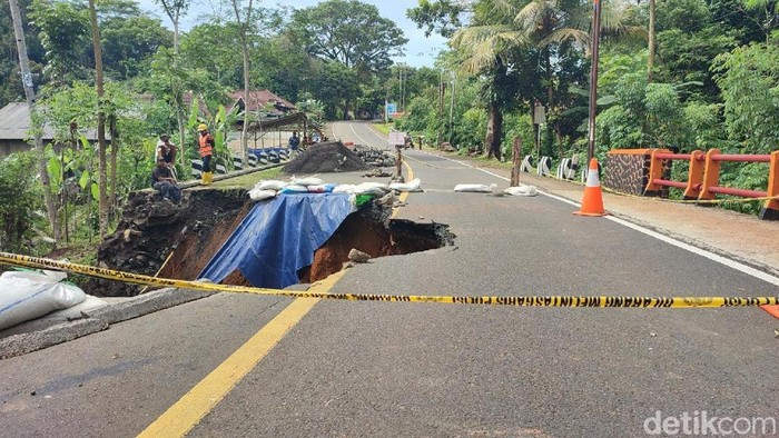Jembatan Cikaleho Ambrol, Jalur Nasional Ciamis–Cirebon Lumpuh Total | TINTAHIJAU.com