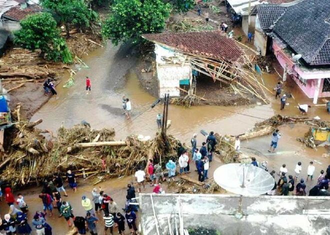 Brimob Polda Jabar Evakuasi Warga Terdampak Banjir Bandang di Sukabumi – TINTAHIJAU.com